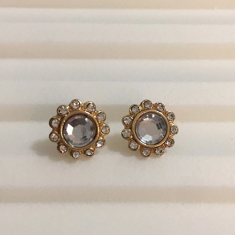 Scalloped halo button earrings